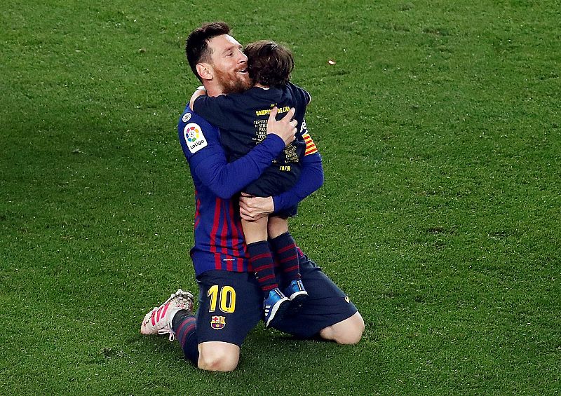 El delantero argentino del FC Barcelona, Leo Messi, celebra con su hijo