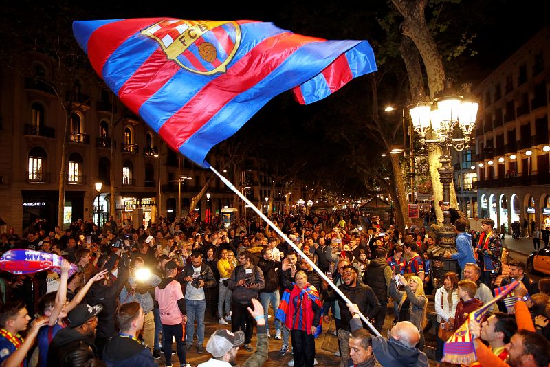 Aficionados del FC Barcelona celebran la Liga en Canaletas