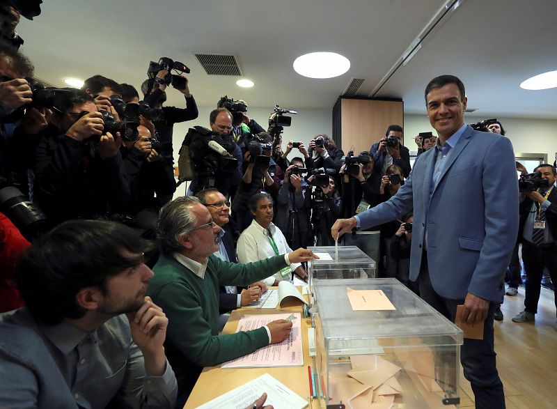 Pedro Sánchez es el primer líder en votar