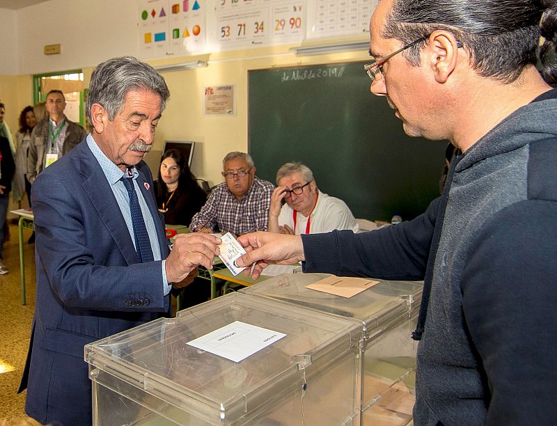 El presidente de Cantabria deposita su voto