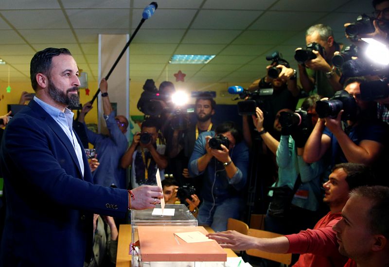 El presidente de Vox, Santiago Abascal, deposita su voto en el colegio público Pinar del Rey de Madrid.