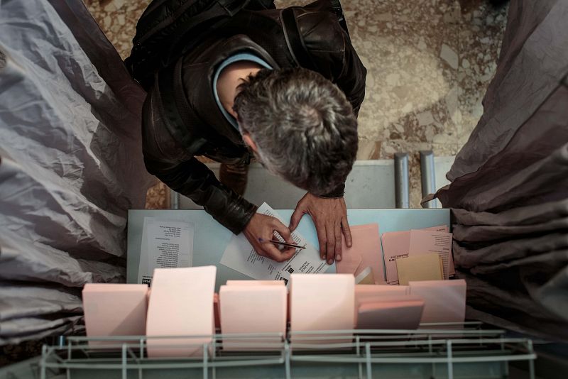 Los valencianos eligen por primera vez en la misma jornada electoral sus representantes en Las Cortes Valencianas y en el Congreso y el Senado