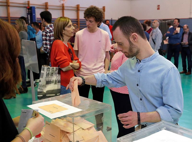 José Luis, un joven con síndrome de Down, ejerce su derecho al voto en una mesa del colegio electoral del Colegio Nuestra Señora del Pilar de Madrid