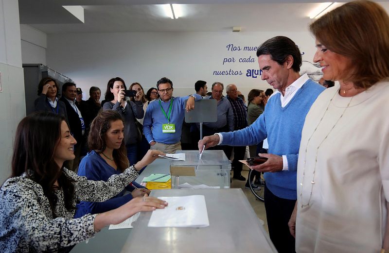 El expresidente del Gobierno José María Aznar, en compañía de su esposa, Ana Botella, vota en un colegio electoral de Pozuelo de Alarcón en Madrid