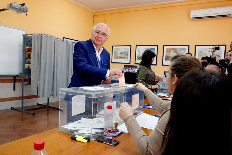 El presidente de la Ciudad Autónoma de Melilla y del PP regional, y candidato popular al Senado, Juan José Imbroda, acude a votar en un colegio electoral en Melilla