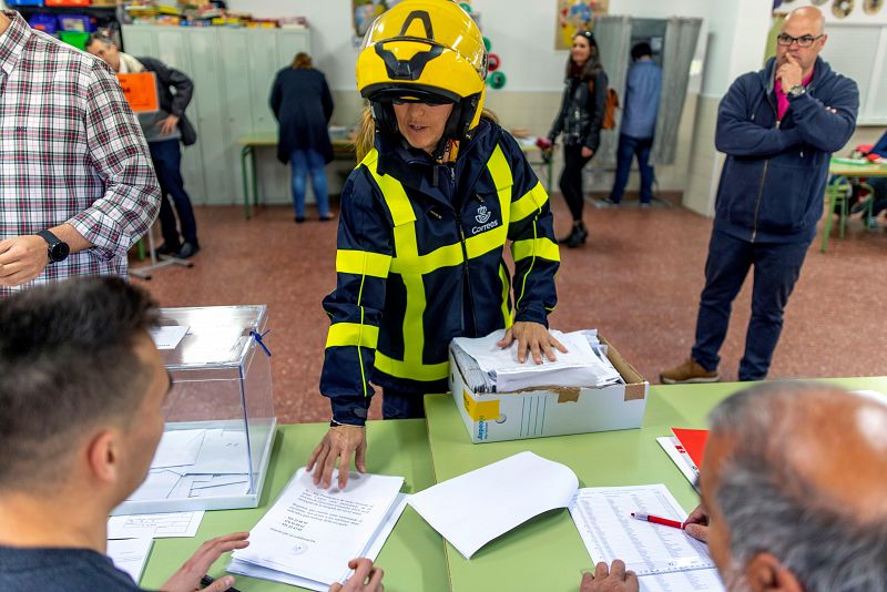 Una trabajadora de Correos entrega los votos por correo que han sido admitidos hasta el pasado viernes y los que han llegado en los vuelos de este domingo de los Españoles Residentes Temporalmente Ausentes (ERTA)