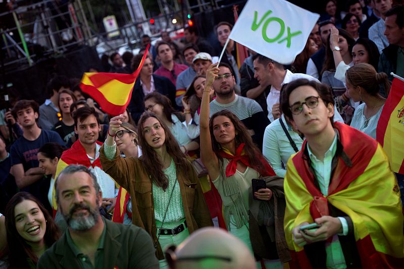 Simpatizantes de Vox en la madrileña Plaza Margaret Thatcher, junto al hotel Fénix, donde celebra el partido la noche electoral