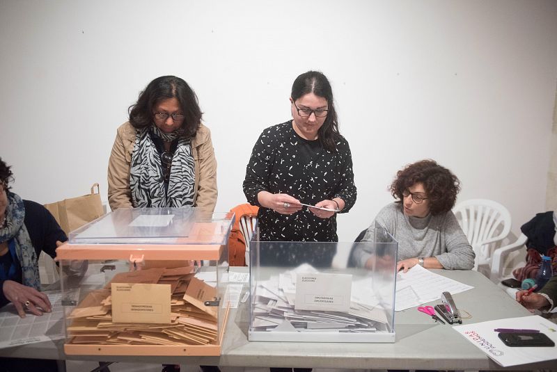 Comienza el recuento de votos en la escuela electoral situada en la Sala de Cultura Sant Antoni de Mahón, en Menorca