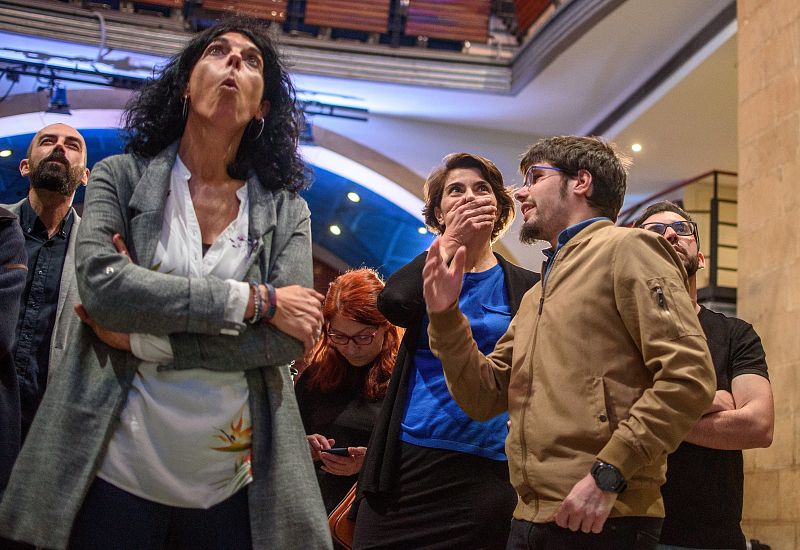 El secretario general de Podemos Euskadi, Lander Martínez, y la parlamentaria vasca de la coalición, Eukene Arana, siguen junto a compañeros de la coalición Elkarrekin Podemos los primeros resultados del escrutinio