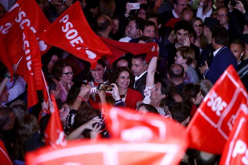 Las ministras María Jesús Montero, Teresa Ribera y Reyes Maroto en el exterior de la sede del PSOE en Madrid