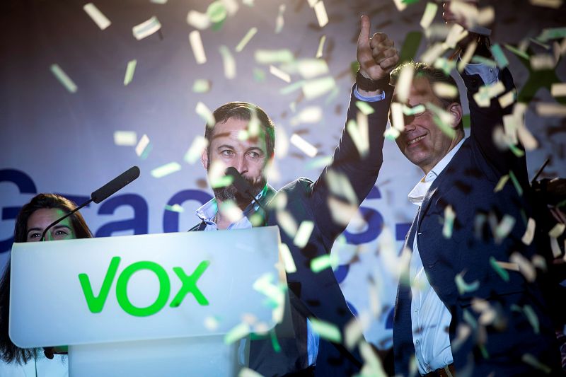 El presidente de Vox, Santiago Abascal, y el secretario general, Javier Ortega Smith, valoran los resultados electorales en la madrileña plaza Margaret Thatcher, junto al hotel Fénix, donde celebran la noche electoral.