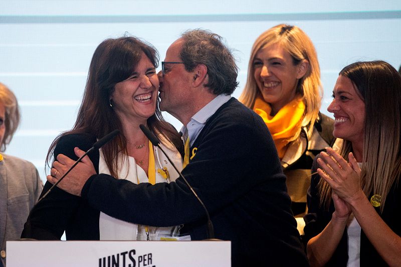 La candidata numero dos de Junts per Catalunya al Congreso, Laura Borras, acompañada por el presidente de la Generalitat, Quim Torra (d), valora los resultados de su partido en las elecciones del 28A.