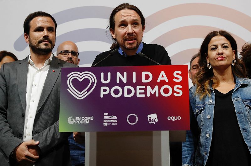 El candidato de Unidas Podemos, Pablo Iglesias , junto al coordinador federal de IU, Alberto Garzón (i), durante su su comparecencia esta noche electoral en el Teatro Goya de Madrid.