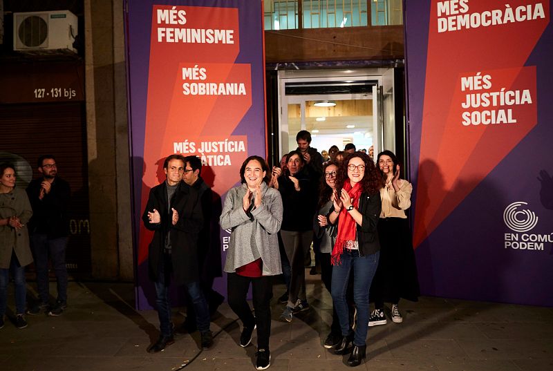 El candidato de En Comú Podem Jaume Asens, acompañado de la alcaldesa de Barcelona Ada Colau, valoran la noche electoral desde su sede en Barcelona.