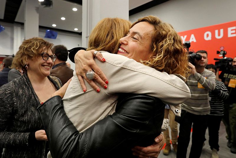 La cabeza del PSC al Congreso por Barcelona, Meritxell Batet, se abraza a la número dos, Laia Bonet, durante el seguimiento de la noche electoral en su sede central de Barcelona.