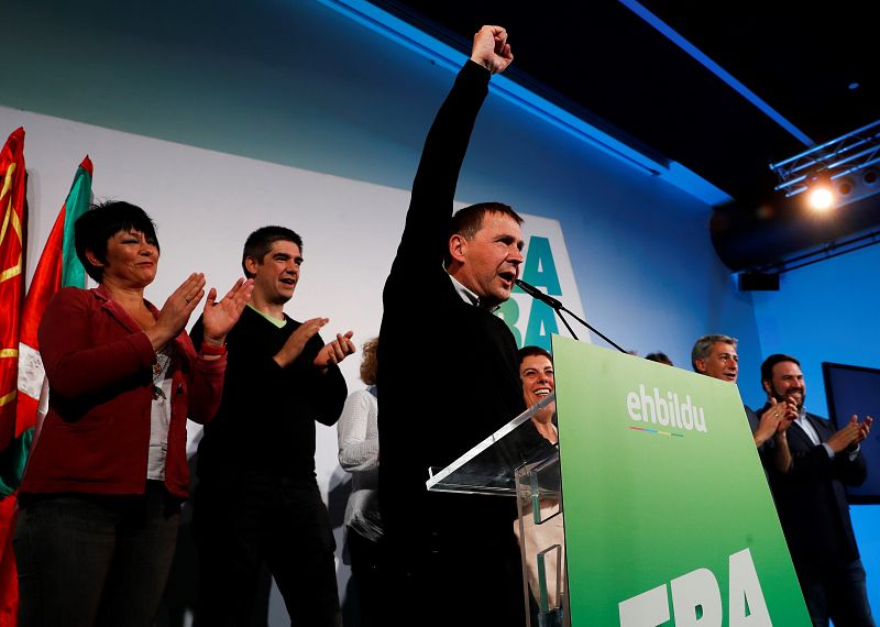 El portavoz de EH Bildu, Arnaldo Otegi valora los resultados electorales este domingo en San Sebastián.