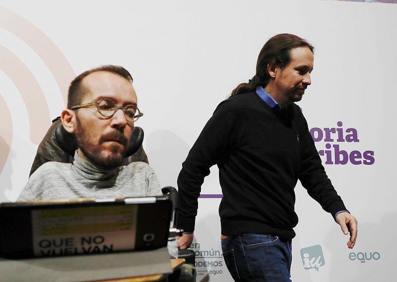 El candidato de Unidas Podemos, Pablo Iglesias junto al secretario de Organización, Pablo Echenique tras su comparecencia esta noche electoral en el Teatro Goya de Madrid.