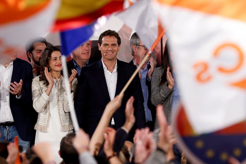 El líder de Ciudadanos Albert Rivera, junto a Inés Arrimadas, valora los resultados electorales, hoy domingo en la sede del partido en Madrid. 