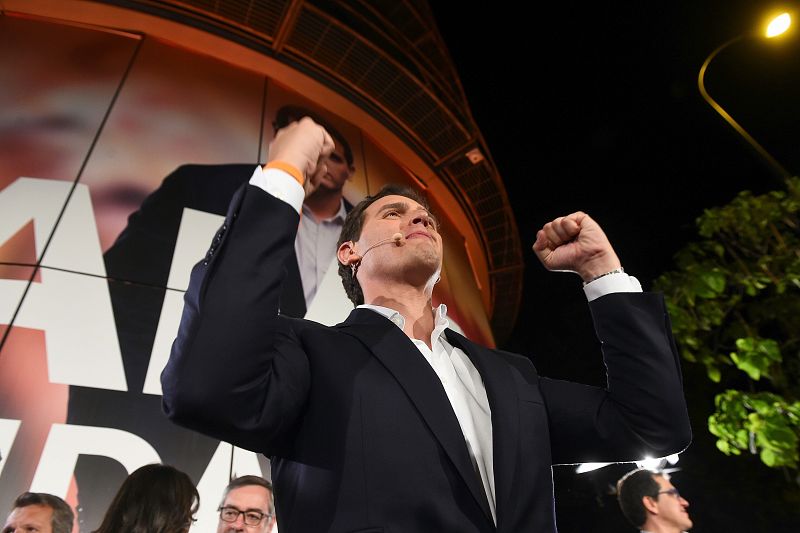  El líder de Ciudadanos Albert Rivera valora los resultados electorales, este domingo en la sede del partido naranja en Madrid. 