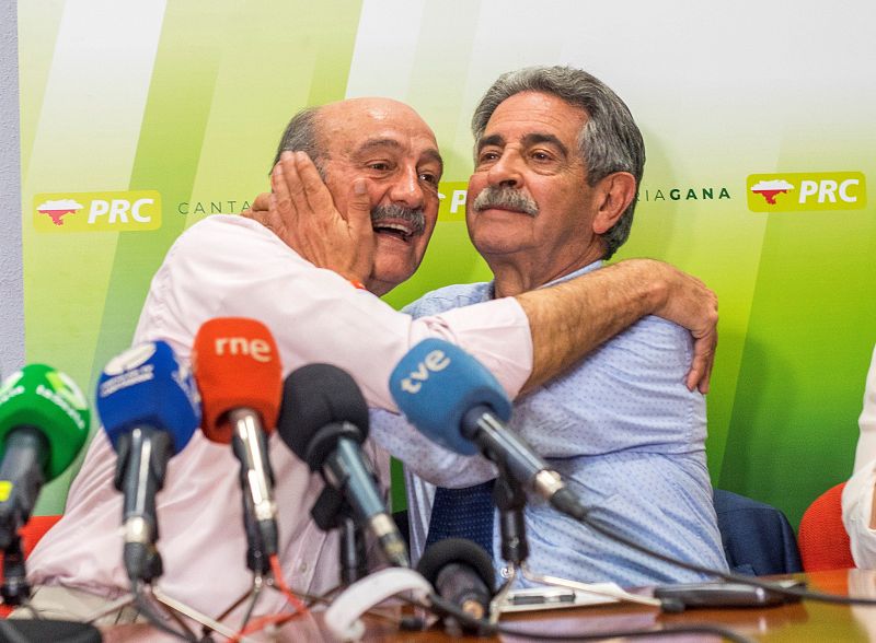 El candidato del PRC José María Mazón se abraza al secretario general del Partido Regionalista de Cantabria, Miguel Ángel Revilla.