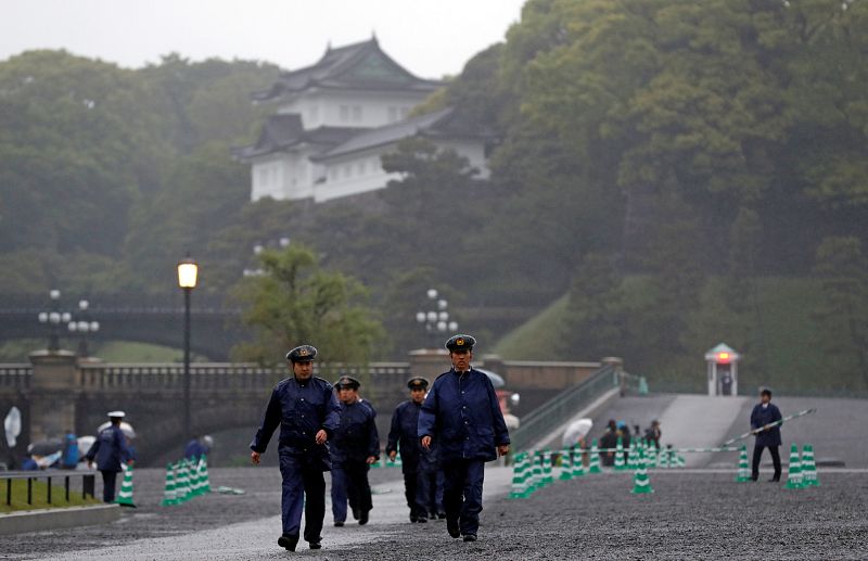 La seguridad en torno a la ceremonia de abdicación se ha reforzado tras el incidente que se registró la semana pasada en el colegio del nieto de Akihito, Hisahito, donde un individuo no identificado le dejó dos cuchillos junto al pupitre.