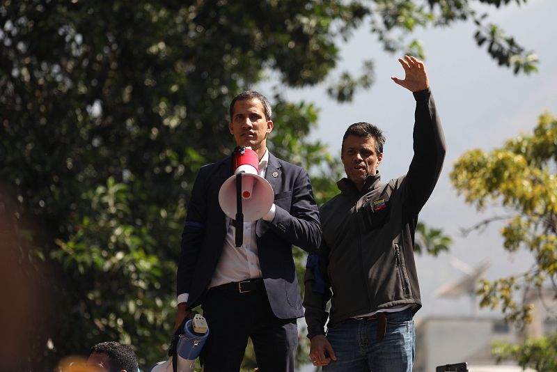 El presidente de la Asamblea Nacional, Juan Guaidó y el líder opositor Leopoldo López participan en una manifestación en apoyo a su levantamiento contra el gobierno de Nicolás Maduro.