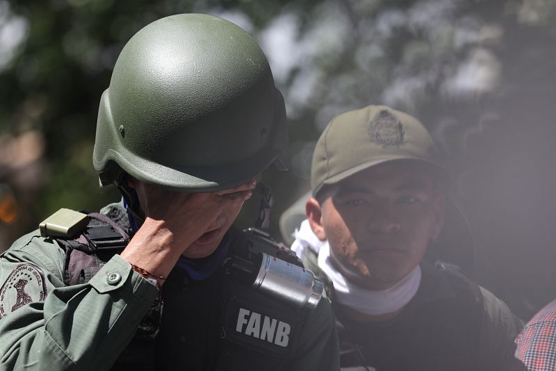  Miembros de las Fuerzas Armadas Bolivarianas participan en una manifestación en apoyo al presidente de la Asamblea Nacional, Juan Guaidó, este martes.