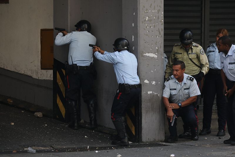  Policías del Estado de Miranda y de Chacao se enfrentan con un civil armado que se encuentra al interior del Ministerio del Poder Popular para Transporte Terrestre.