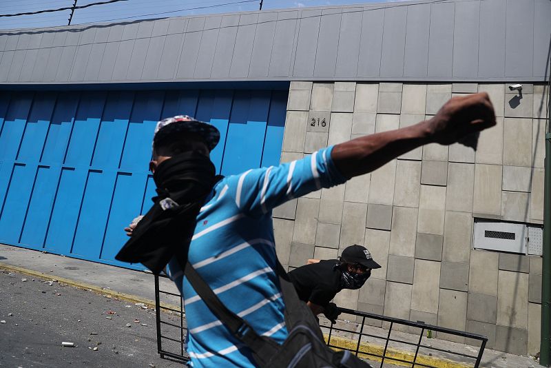 Simpatizantes de Juan Guaidó, participan en una manifestación en las inmediaciones de la Avenida Francisco de Miranda de Caracas.