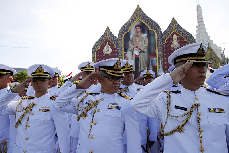 El domingo, el monarca presidirá una procesión subido a un palanquín que recorrerá unos siete kilómetros en torno al Gran Palacio Real, realizando varias paradas en templos como Ratchabopidh y Bowonniwet.