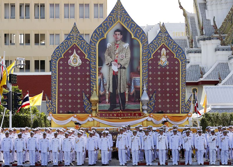 El lunes terminan los actos con una audiencia del rey, que saludará a sus súbditos desde un balcón del Gran Palacio Real y luego se reunirá con miembros del cuerpo diplomático.