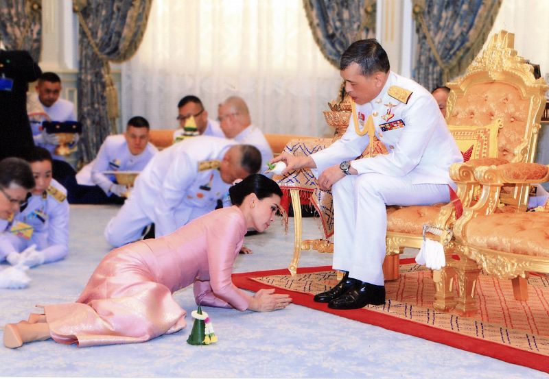 El rey Maha Vajiralongkorn Bodindradebayavarangkun de Tailandia (d) vierte agua sobre su esposa Suthida (d), que será investida como reina de Tailandia.