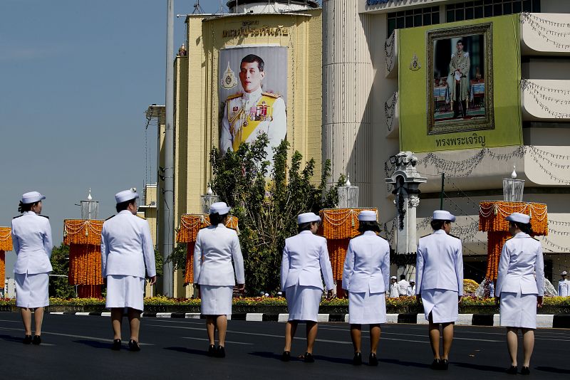 Los oficiales tailandeses forman frente a sus superiores mientras esperan la llegada del Rey de Tailandia Maha Vajiralongkorn Bodindradebayavarangkun antes de la ceremonia de coronación en las afueras del Gran Palacio de Bangkok. 