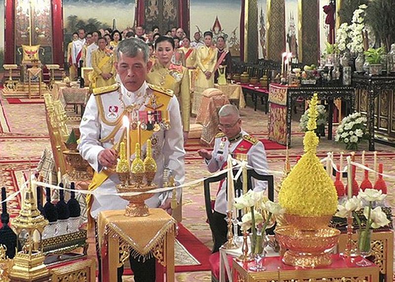 El rey Rama X de Tailandia (c) participa en una ceremonia religiosa antes de su ceremonia de coronación en el Palacio Real de Bangkok (Tailandia), este viernes. 