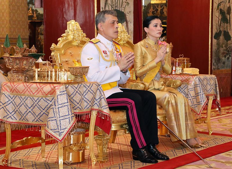 El rey Vajiralongkorn de Tailandia fue coronado hoy en una suntuosa ceremonia en el Gran Palacio Real de Bangkok en el tercer año de su reinado tras suceder a su padre, el venerado Bhumibol Adulyadej, fallecido en 2016.