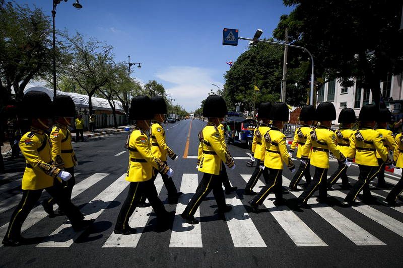 Tailandia cuenta además con una de la leyes de lesa majestad más estrictas del mundo, en la que cualquier ciudadano puede denunciar a otro por injuriar o amenazar al monarca o su familia y cuyas penas de cárcel pueden alcanzar 15 años.