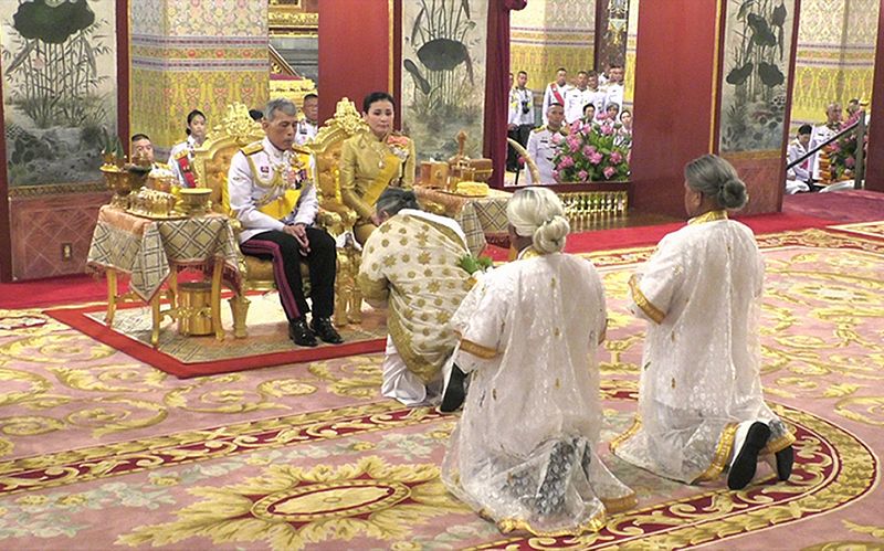 El rey Rama X de Tailandia (i) acompañado por la reina Suthida (c-d) participan en una ceremonia religiosa antes de su ceremonia de coronación en el Palacio Real de Bangkok (Tailandia).