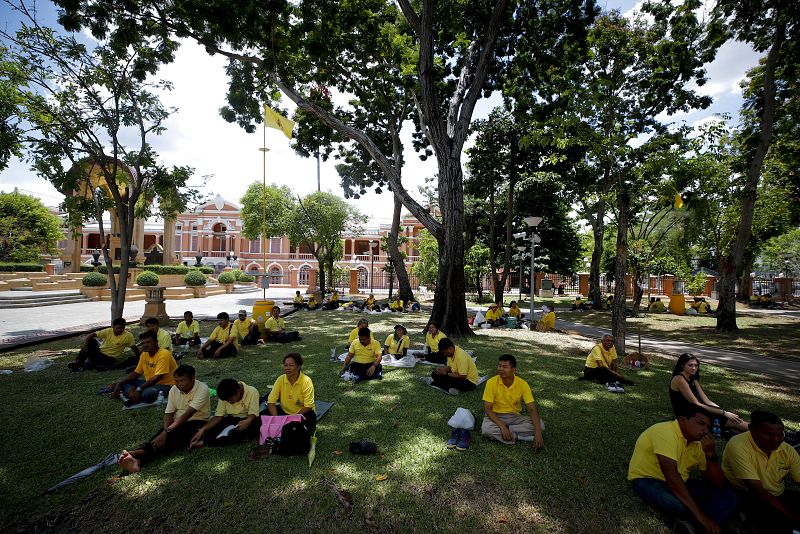 La coronación del rey tiene lugar más de dos años después que la proclamación, algo que también ocurrió con su padre, en cuyo caso transcurrieron cuatro años entre ambos eventos.
