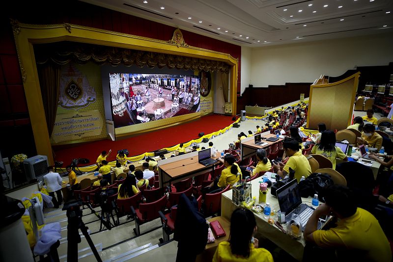 Periodistas siguiendo la ceremonia de coronación del Rey de Tailandia, Maha Vajiralongkorn Bodindradebayavarangkun, en una pantalla gigante cerca del Gran Palacio de Bangkok. 