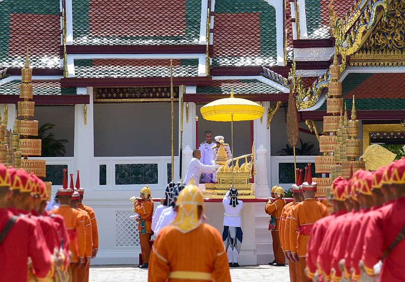 La guardia real tailandesa participa en la transferencia de la Placa Real Dorada del título oficial del rey, la Placa Real Dorada con el horóscopo del monarca y el Sello de Estado Real del templo del Buda Esmeralda al salón del trono.