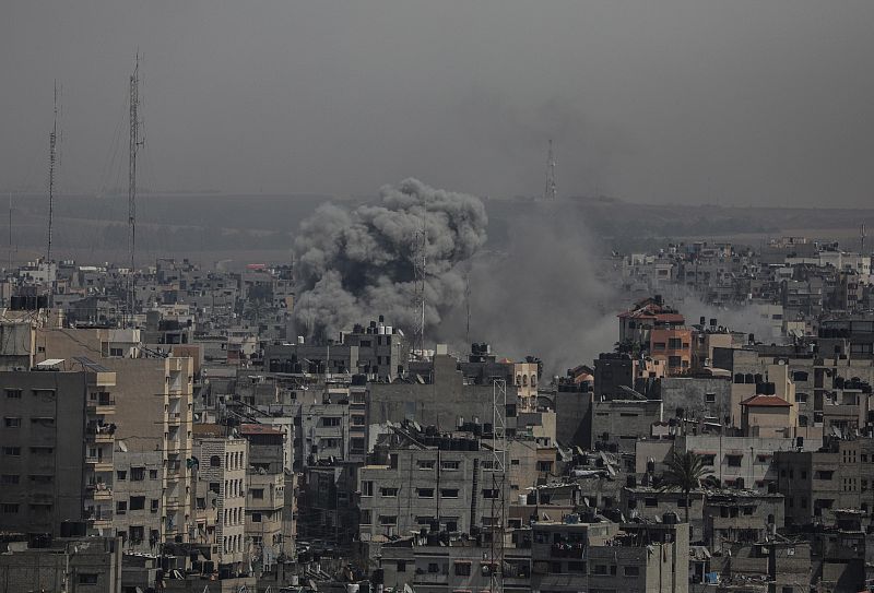 Una columna de humo se levanta en Gaza tras el impacto de un proyectil de la aviación israelí