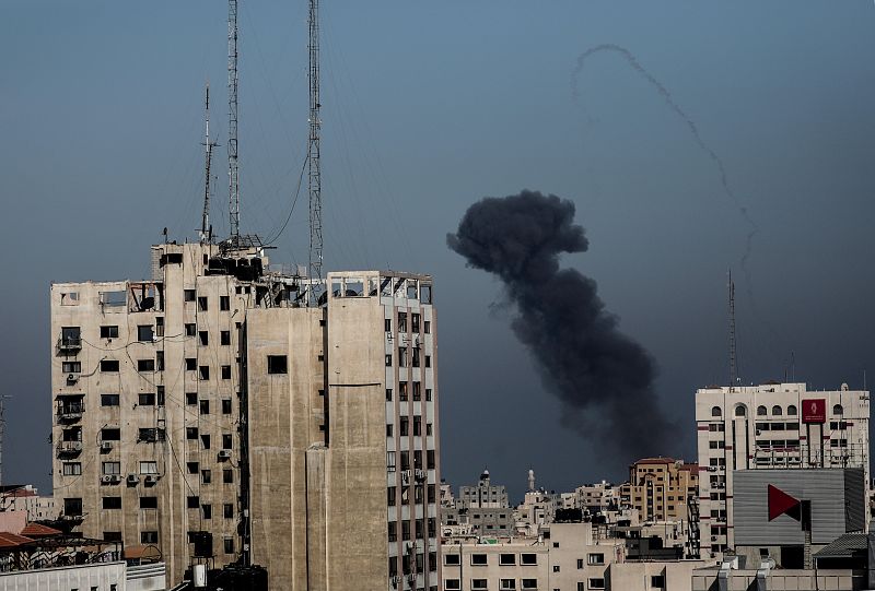 Una columna de humo se alza sobre Gaza tras un bombardeo israelí