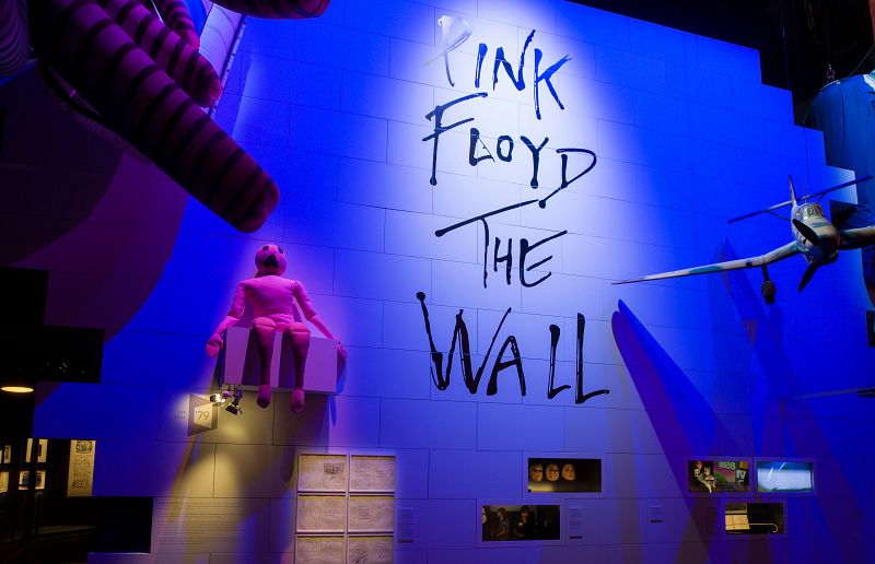 La escenografía de 'The Wall' tiene un papel importante en la exposición de Pink Floyd.