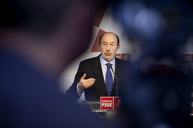 Rubalcaba, durante una rueda de prensa ofrecida el 31 de enero de 2013 en Santa Cruz de Tenerife. Ese día exigió al presidente del Gobierno, Mariano Rajoy, que compareciese públicamente para responder preguntas sobre el caso Bárcenas.