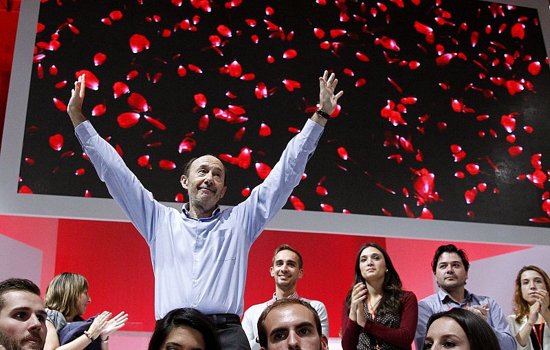 Rubalcaba saluda a los asistentes a la segunda jornada de la Conferencia Política del PSOE que se celebró el 10 de noviembre de 2013 en Madrid.