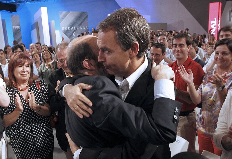 José Luís Rodríguez Zapatero y Rubalcaba se abrazan tras el discursio que pronunció el exministro en el Palacio Municipal de Congresos de Madrid después de ser ratificado como candidato socialista a la presidencia del Gobierno. 