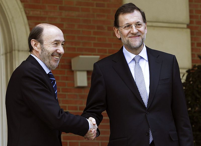 Mariano Rajoy y Rubalcaba saludándose antes de su primera cita en Moncloa, el 15 de febrero de 2012.