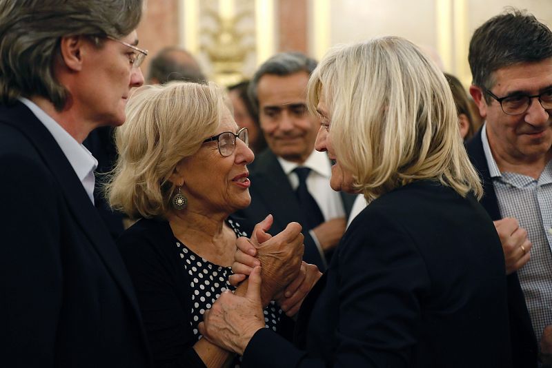 Manuel Carmena saluda a la viuda de Rubalcaba, Pilar Goya, en el Congreso