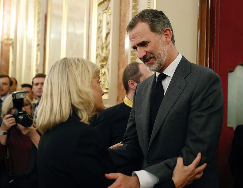 Felipe VI da el pésame a la viuda de Rubalcaba, Pilar Goya