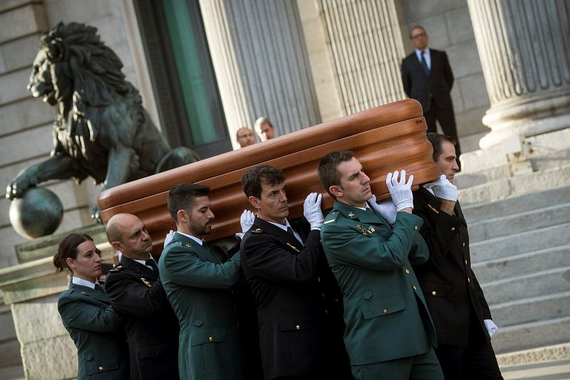 Policías y guardias civiles llevaron el féretro de Rubalcaba a la Puerta de los Leones